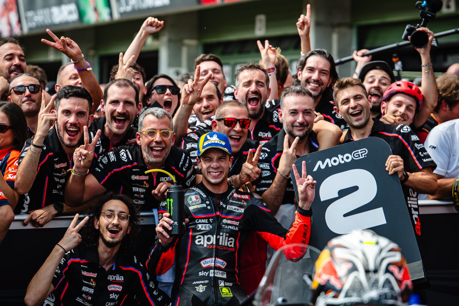 Aprilia Racing Cetak Podium Lagi di Brno 2025, Bezzecchi Runner-Up & Martín Raih Poin Perdana Pasca Cedera - lajuroda.com