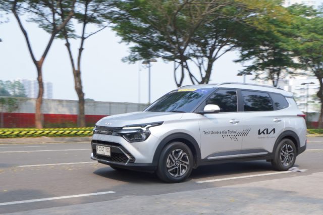 Pengunjung GIIAS 2025 dapat merasakan sensasi berkendara bersama Kia Carens di area test drive selama pameran berlangsung Kia Hadirkan Carnival Hybrid dan Carens di GIIAS 2025 - lajuroda.com
