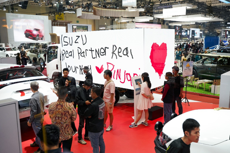 ELF Jadi Primadona, Isuzu Bukukan 969 SPK di GIIAS 2025 - lajuroda.com