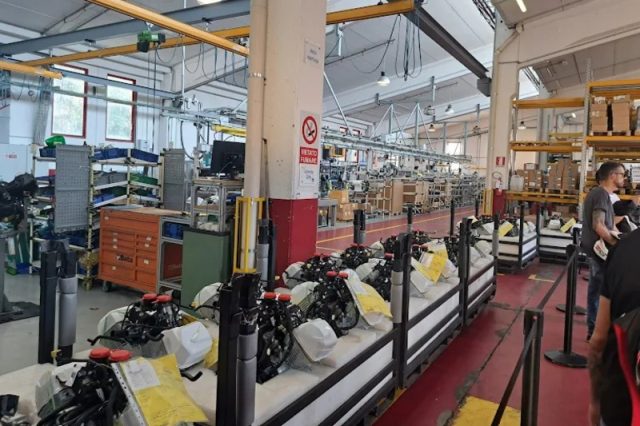 Transformasi Ikonik Moto Guzzi Mandello: Tradisi 100 Tahun Bertemu Inovasi - lajuroda.com