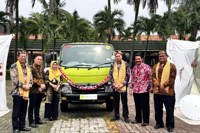 Hino Donasikan Truk Hino 300 Series untuk SMKN 2 Tangerang, Dukung Pendidikan Vokasi Otomotif - Lajuroda.com