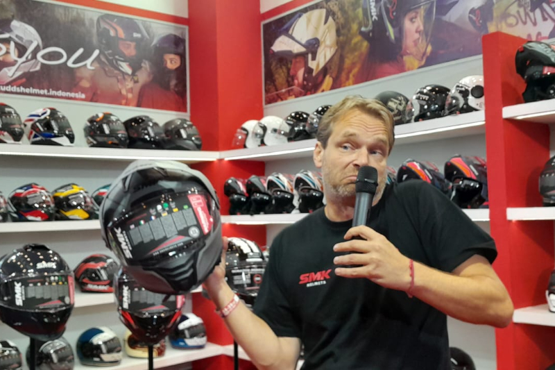 Koleksi 4 Helm Baru SMK & STUDDS 2025 Hadir di IMOS 2025, Tawarkan Desain Sporty dan Teknologi Modern - lajuroda.com