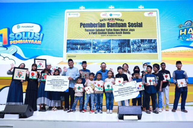 ESR and Sustainability Management Departement Head FIFGROUP, Sujono menyerahkan bantuan sosial senilai Rp40 juta FIFGROUP Catat Transaksi Rp7,9 Miliar di IMOS 2025, Tumbuh 16% Dibanding Tahun Lalu - lajuroda.com