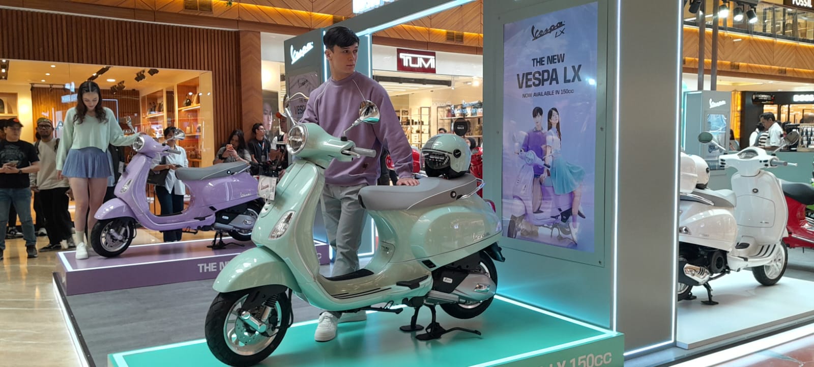 Piaggio Indonesia Hadirkan Vespa LX Terbaru dan Vespa Officina 8 di Mall Exhibition Pondok Indah Mall 2 - lajuroda.com