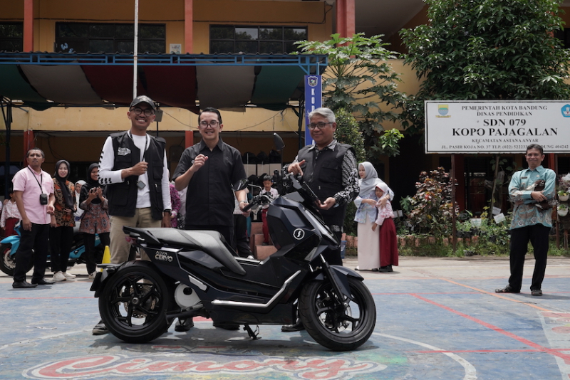 ALVA dan AOC Gelar CSR Hari Guru di Bandung - lajuroda.com