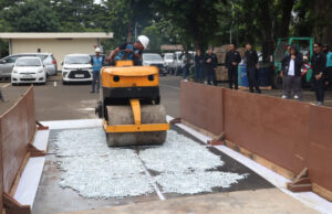 NGK Perangi Busi Palsu, 11 Ribu Unit Dimusnahkan NGK Perangi Busi Palsu, 11 Ribu Unit Dimusnahkan - lajuroda.com