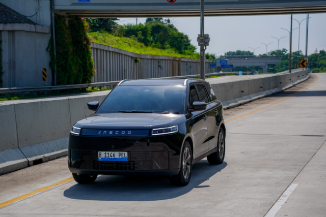 Tampak depan JAECOO J5 EV menemani perjalanan mudik jarak jauh dengan nyaman dan efisien Mudik Jarak Jauh Tanpa Khawatir, Ini 4 Tips Aman Menggunakan Mobil Listrik - lajuroda.com