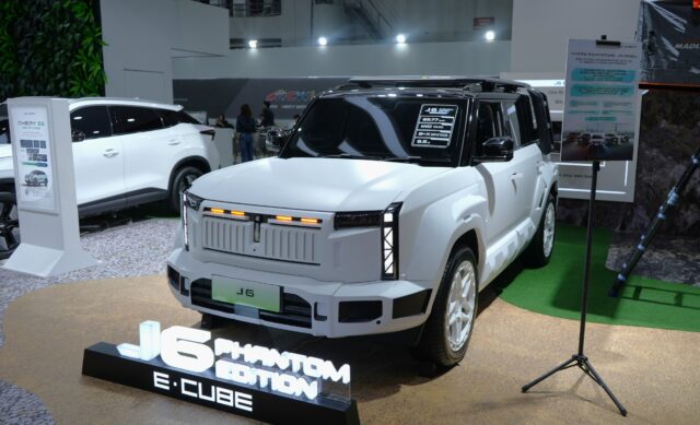 Chery J6 Phantom Edition memiliki desain boxy yang gagah, ground clearance tinggi, dan wading depth mencapai 600mm. Chery J6 & J6T Tawarkan SUV EV Boxy di IIMS 2026 - lajuroda.com