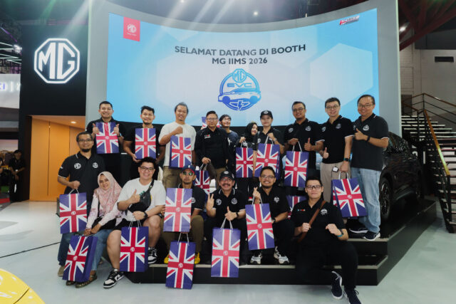 Kunjungan MG Electric Vehicle Community (MGEVC) ke booth MG pada ajang Indonesia International Motor Show (IIMS) 2026_1 MG Kenalkan MGS5 EV ke Komunitas EV Indonesia, Harga Mulai Rp333 Juta di IIMS - lajuroda.com