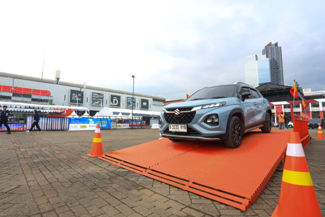 Kesan Pengunjung IIMS Test Drive Suzuki Fronx_1 Pengunjung Puji Kelincahan Suzuki Fronx Radius Putar Kecil Jadi Keunggulan - lajuroda.com