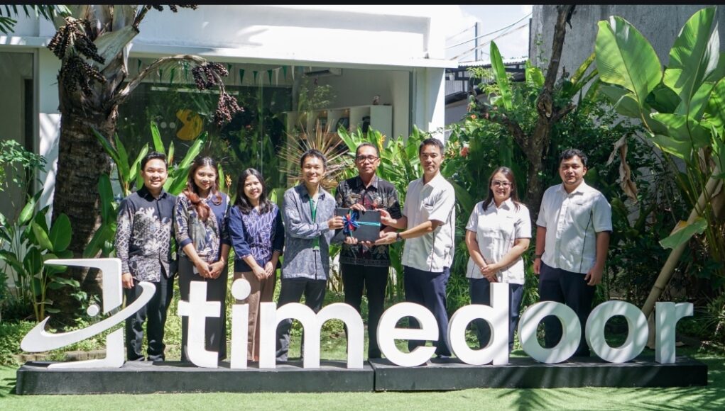 Suzuki Donasikan 25 Laptop ke Timedoor Academy, Dorong Akses Pendidikan Digital di Indonesia Suzuki Donasikan 25 Laptop ke Timedoor Academy, Dorong Akses Pendidikan Digital di Indonesia - lajuroda.com
