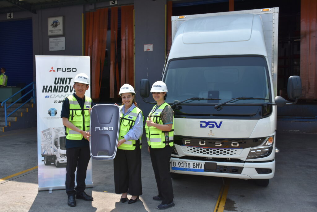 Mitsubishi Fuso Percepat Green Logistics, Serahkan Truk Listrik eCanter ke Mitra Strategis - lajuroda.com