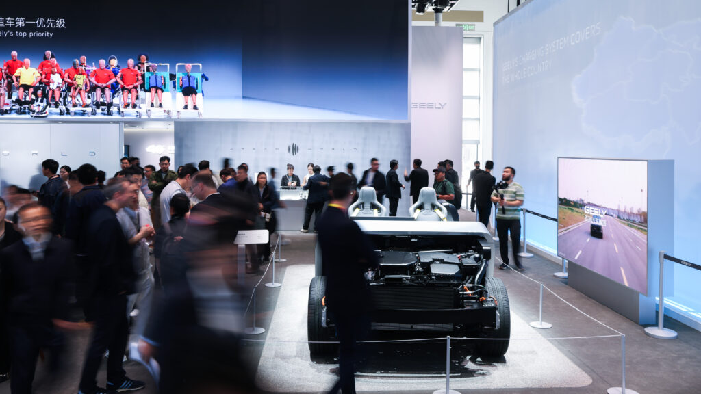 Geely Kenalkan Robotaxi EVA Cab di Auto China 2026, Siap Beroperasi Tanpa Sopir pada 2027 - lajuroda.com