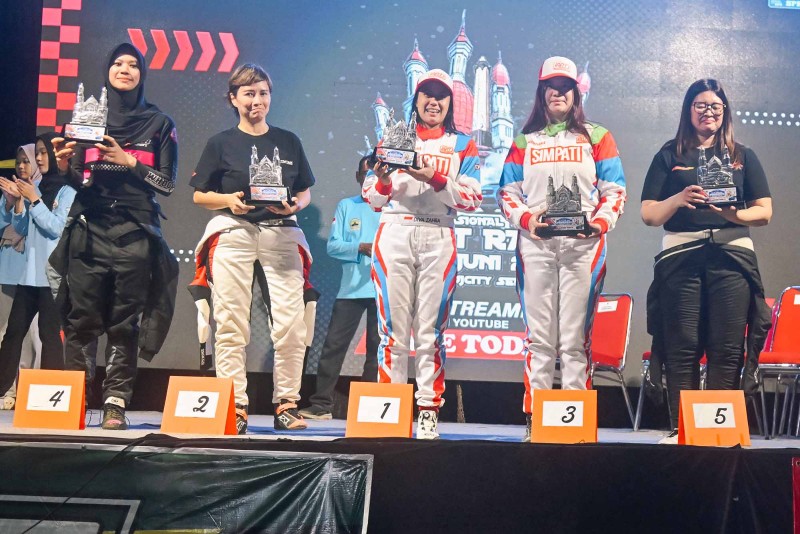 SIMPATI Woman Rally Team Tunjukkan Performa Gemilang di Putaran 2 Kejurnas Sprint Rally 2026, Diva Zahra Pimpin Kejuaraan Wanita SIMPATI Woman Rally Team Tunjukkan Performa Gemilang di Putaran 2 Kejurnas Sprint Rally 2026, Diva Zahra Pimpin Kejuaraan Wanita - lajuroda.com