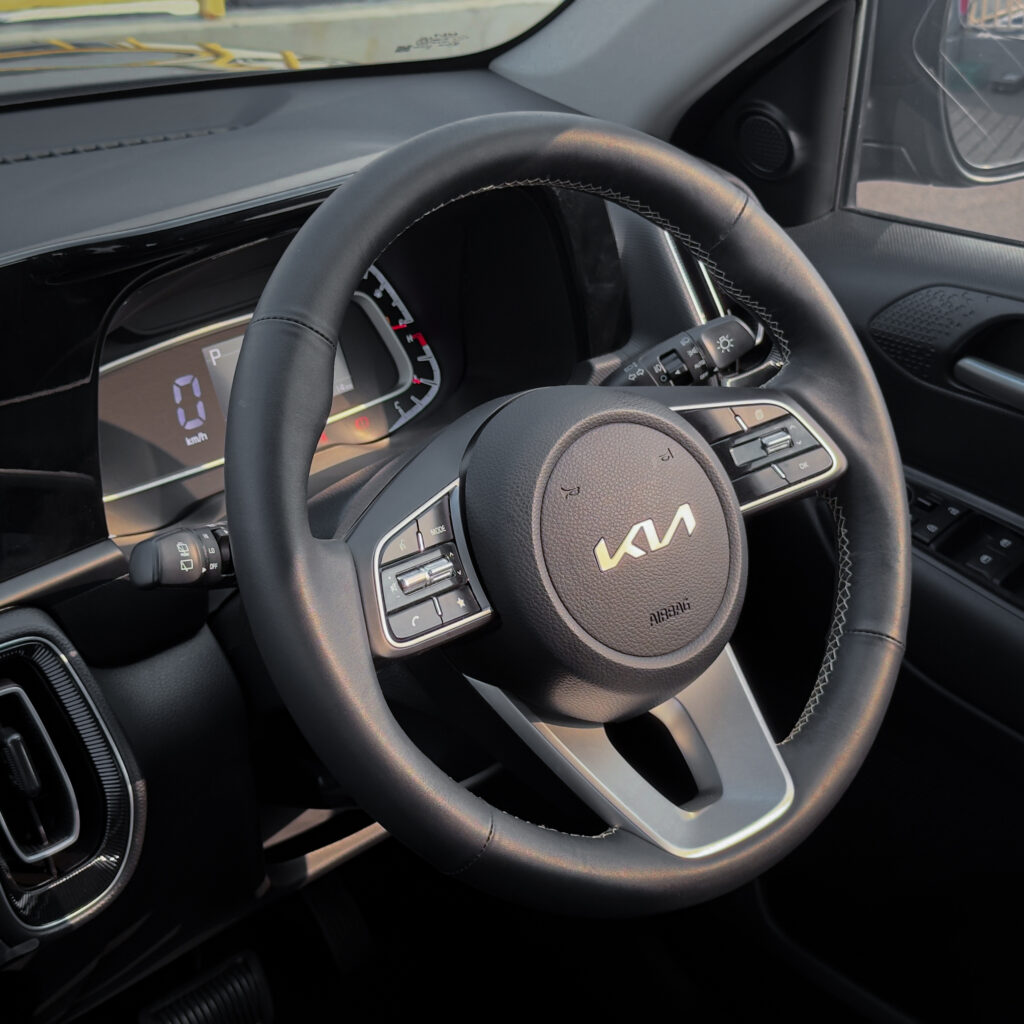 Kia Hadirkan Limited Black Edition Carens dan Sonet, GIIAS 2026 Cuma 250 Unit - lajuroda.com