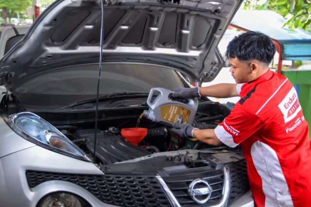 Mekanik Enduro Service di SPBU Pertamina sedang mengganti oli Pertamina Fastron pada kendaraan Konsumen_ Jangan Tunda Ganti Oli saat Musim Kemarau, Ini Risikonya bagi Mesin Kendaraan - lajuroda.com
