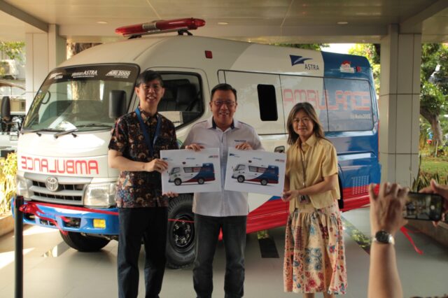 Proses seremonial serah terima dua unit Ambulans Auto2000 Donasikan Dua Ambulans MOKES2000 untuk Lebak dan Manggarai Timur - lajuroda.com