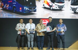 Bagong Transport Borong 61 Bus Hino di GIIAS 2026, Jadi Pengguna Perdana RM 280 ABS Retarder Bagong Transport Borong 61 Bus Hino di GIIAS 2026, Jadi Pengguna Perdana RM 280 ABS Retarder - lajuroda.com