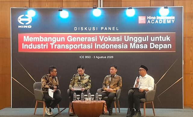 Diskusi panel Membangun generasi vokaai unggul Hino Gandeng Kemendikdasmen Cetak SDM Transportasi Unggul - lajuroda.com
