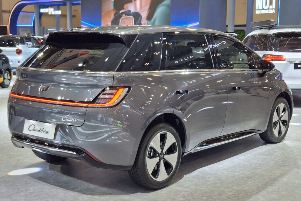 Wuling Hadirkan New Cloud EV SE Berdaya Jelajah 360 Km dengan Fitur Lebih Lengkap - lajuroda.com