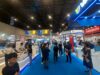 Automechanika Jakarta 2026 Resmi Digelar, Hadirkan 339 Eksibitor Global Automechanika Jakarta 2026 Resmi Digelar, Hadirkan 339 Eksibitor GlobalAutomechanika Jakarta 2026 Bidik Penguatan Industri Aftermarket dan Rantai Pasok Otomotif JAKARTA. Pameran industri otomotif dan aftermarket, Automechanika Jakarta 2026, resmi digelar untuk pertama kalinya di Indonesia. Ajang yang berlangsung pada 24–27 September 2026 ini mempertemukan pelaku industri komponen, manufaktur, aftermarket, hingga sektor pendukung otomotif dari Indonesia dan pasar global. Automechanika Jakarta 2026 digelar di Nusantara International Convention Exhibition (NICE), PIK 2, Tangerang, Banten. Edisi perdana ini diikuti 339 eksibitor dari 15 negara dan wilayah dengan area pameran mencapai sekitar 20.800 meter persegi. Wakil Menteri Perindustrian (Wamenperin) Faisol Riza mengatakan, penyelenggaraan Automechanika Jakarta menunjukkan perubahan posisi Indonesia dalam industri otomotif global. Menurutnya, Indonesia tidak hanya menjadi pasar kendaraan, tetapi juga memiliki peran dalam rantai produksi dan investasi otomotif. "Hal ini menunjukkan bahwa industri otomotif global kini memandang Indonesia secara berbeda. Kita tidak lagi menjadi pasar, tetapi juga menjadi basis produksi, mitra rantai pasok dan pusat regional untuk investasi," ujar Faisol saat membuka Automechanika Jakarta 2026, Kamis (24/9/2026). Faisol mengatakan, peluang tersebut didukung oleh pertumbuhan ekonomi nasional. Pada kuartal II 2026, ekonomi Indonesia tumbuh 5,29% secara tahunan. Sementara itu, industri manufaktur nonmigas tumbuh 5,32% dan memberikan kontribusi 16,83% terhadap produk domestik bruto (PDB). Dari sisi investasi, sektor manufaktur nonmigas menyumbang 38,98% dari total investasi nasional dengan nilai sekitar Rp 200 triliun. Adapun ekspor pada periode Januari-Juni 2026 tercatat sebesar 82,03%, berdasarkan data yang disampaikan Kementerian Perindustrian. Perkembangan tersebut turut tercermin pada industri otomotif nasional. Faisol menyebut produksi kendaraan dalam negeri pada 2026 tumbuh 13,4% secara tahunan menjadi sekitar 860.000 unit. Selain kendaraan roda empat, Indonesia juga memiliki pasar sepeda motor yang besar. Penjualan sepeda motor domestik pada 2026 mencapai sekitar 4,3 juta unit atau tumbuh 2,2% dibandingkan periode sebelumnya. Menurut Faisol, pertumbuhan populasi kendaraan juga membuka ruang bagi perkembangan industri aftermarket. Ia menyebut tingkat kepemilikan kendaraan di Indonesia masih relatif rendah dibandingkan sejumlah negara di kawasan. "Indonesia membutuhkan 99 unit per 1.000 orang, negara ini dibandingkan dengan Malaysia 673 per 1.000 orang, di Thailand 275 per 1.000 orang," kata Faisol. Dengan bertambahnya populasi kendaraan, kebutuhan terhadap suku cadang, perawatan, perbaikan, serta berbagai layanan purnajual turut menjadi bagian dari perkembangan ekosistem otomotif. Ketua Umum Gabungan Industri Alat-alat Mobil dan Motor (GIAMM) sekaligus Presiden Direktur PT Astra Otoparts Tbk (AUTO), Yusak Kristian Solaeman, mengatakan kehadiran Automechanika Jakarta menjadi salah satu momentum bagi industri komponen nasional untuk memperluas koneksi dengan pemain global. "Automechanika Jakarta menjadi wadah untuk menghadirkan wawasan regional melalui berbagai program pendukung, sekaligus menyoroti potensi manufaktur Indonesia," kata Yusak. Menurut Yusak, penguatan kemampuan manufaktur otomotif nasional perlu berjalan seiring dengan perubahan teknologi di industri otomotif global. Hal tersebut mencakup pengembangan sumber daya manusia, penguasaan teknologi, serta kemampuan perusahaan lokal untuk masuk lebih dalam ke rantai pasok. Ia menambahkan, peningkatan kemampuan manufaktur otomotif Indonesia juga membutuhkan penyelarasan standar industri dalam negeri dengan perkembangan global. Senior Vice President Consumer Goods, Automotive and Textile Shows and Sales Messe Frankfurt Exhibition GmbH, Stephan Kurzawski, mengatakan Automechanika telah berkembang menjadi salah satu pameran dagang aftermarket otomotif terkemuka dunia sejak pertama kali didirikan pada 1971. "Ini merupakan sebuah momen penting. Untuk pertama kalinya dalam lebih dari 50 tahun sejarah Automechanika, kami hadir di Jakarta," kata Stephan. Menurut dia, kehadiran Automechanika Jakarta menjadi bagian dari upaya memperluas koneksi antara pelaku industri Indonesia dan jaringan otomotif internasional. Adapun 339 eksibitor dalam Automechanika Jakarta 2026 berasal dari berbagai sektor dalam ekosistem otomotif. Mulai dari suku cadang dan komponen, kelistrikan dan elektronik, aksesori, diagnostik dan perbaikan, ban dan pelek, hingga teknologi manufaktur dan otomasi. Selain memperkenalkan produk dan teknologi, pameran ini diarahkan menjadi forum perdagangan, pertukaran pengetahuan, kemitraan, serta kolaborasi antara pelaku industri Indonesia dan internasional - lajuroda.com