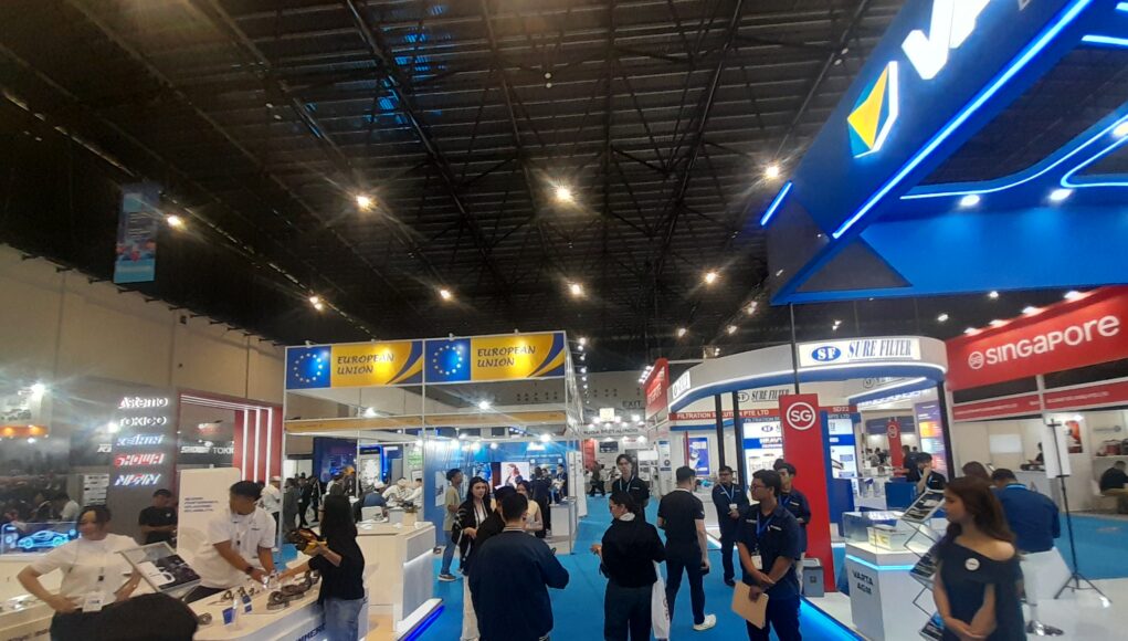Automechanika Jakarta 2026 Resmi Digelar, Hadirkan 339 Eksibitor Global Automechanika Jakarta 2026 Resmi Digelar, Hadirkan 339 Eksibitor GlobalAutomechanika Jakarta 2026 Bidik Penguatan Industri Aftermarket dan Rantai Pasok Otomotif JAKARTA. Pameran industri otomotif dan aftermarket, Automechanika Jakarta 2026, resmi digelar untuk pertama kalinya di Indonesia. Ajang yang berlangsung pada 24–27 September 2026 ini mempertemukan pelaku industri komponen, manufaktur, aftermarket, hingga sektor pendukung otomotif dari Indonesia dan pasar global. Automechanika Jakarta 2026 digelar di Nusantara International Convention Exhibition (NICE), PIK 2, Tangerang, Banten. Edisi perdana ini diikuti 339 eksibitor dari 15 negara dan wilayah dengan area pameran mencapai sekitar 20.800 meter persegi. Wakil Menteri Perindustrian (Wamenperin) Faisol Riza mengatakan, penyelenggaraan Automechanika Jakarta menunjukkan perubahan posisi Indonesia dalam industri otomotif global. Menurutnya, Indonesia tidak hanya menjadi pasar kendaraan, tetapi juga memiliki peran dalam rantai produksi dan investasi otomotif. "Hal ini menunjukkan bahwa industri otomotif global kini memandang Indonesia secara berbeda. Kita tidak lagi menjadi pasar, tetapi juga menjadi basis produksi, mitra rantai pasok dan pusat regional untuk investasi," ujar Faisol saat membuka Automechanika Jakarta 2026, Kamis (24/9/2026). Faisol mengatakan, peluang tersebut didukung oleh pertumbuhan ekonomi nasional. Pada kuartal II 2026, ekonomi Indonesia tumbuh 5,29% secara tahunan. Sementara itu, industri manufaktur nonmigas tumbuh 5,32% dan memberikan kontribusi 16,83% terhadap produk domestik bruto (PDB). Dari sisi investasi, sektor manufaktur nonmigas menyumbang 38,98% dari total investasi nasional dengan nilai sekitar Rp 200 triliun. Adapun ekspor pada periode Januari-Juni 2026 tercatat sebesar 82,03%, berdasarkan data yang disampaikan Kementerian Perindustrian. Perkembangan tersebut turut tercermin pada industri otomotif nasional. Faisol menyebut produksi kendaraan dalam negeri pada 2026 tumbuh 13,4% secara tahunan menjadi sekitar 860.000 unit. Selain kendaraan roda empat, Indonesia juga memiliki pasar sepeda motor yang besar. Penjualan sepeda motor domestik pada 2026 mencapai sekitar 4,3 juta unit atau tumbuh 2,2% dibandingkan periode sebelumnya. Menurut Faisol, pertumbuhan populasi kendaraan juga membuka ruang bagi perkembangan industri aftermarket. Ia menyebut tingkat kepemilikan kendaraan di Indonesia masih relatif rendah dibandingkan sejumlah negara di kawasan. "Indonesia membutuhkan 99 unit per 1.000 orang, negara ini dibandingkan dengan Malaysia 673 per 1.000 orang, di Thailand 275 per 1.000 orang," kata Faisol. Dengan bertambahnya populasi kendaraan, kebutuhan terhadap suku cadang, perawatan, perbaikan, serta berbagai layanan purnajual turut menjadi bagian dari perkembangan ekosistem otomotif. Ketua Umum Gabungan Industri Alat-alat Mobil dan Motor (GIAMM) sekaligus Presiden Direktur PT Astra Otoparts Tbk (AUTO), Yusak Kristian Solaeman, mengatakan kehadiran Automechanika Jakarta menjadi salah satu momentum bagi industri komponen nasional untuk memperluas koneksi dengan pemain global. "Automechanika Jakarta menjadi wadah untuk menghadirkan wawasan regional melalui berbagai program pendukung, sekaligus menyoroti potensi manufaktur Indonesia," kata Yusak. Menurut Yusak, penguatan kemampuan manufaktur otomotif nasional perlu berjalan seiring dengan perubahan teknologi di industri otomotif global. Hal tersebut mencakup pengembangan sumber daya manusia, penguasaan teknologi, serta kemampuan perusahaan lokal untuk masuk lebih dalam ke rantai pasok. Ia menambahkan, peningkatan kemampuan manufaktur otomotif Indonesia juga membutuhkan penyelarasan standar industri dalam negeri dengan perkembangan global. Senior Vice President Consumer Goods, Automotive and Textile Shows and Sales Messe Frankfurt Exhibition GmbH, Stephan Kurzawski, mengatakan Automechanika telah berkembang menjadi salah satu pameran dagang aftermarket otomotif terkemuka dunia sejak pertama kali didirikan pada 1971. "Ini merupakan sebuah momen penting. Untuk pertama kalinya dalam lebih dari 50 tahun sejarah Automechanika, kami hadir di Jakarta," kata Stephan. Menurut dia, kehadiran Automechanika Jakarta menjadi bagian dari upaya memperluas koneksi antara pelaku industri Indonesia dan jaringan otomotif internasional. Adapun 339 eksibitor dalam Automechanika Jakarta 2026 berasal dari berbagai sektor dalam ekosistem otomotif. Mulai dari suku cadang dan komponen, kelistrikan dan elektronik, aksesori, diagnostik dan perbaikan, ban dan pelek, hingga teknologi manufaktur dan otomasi. Selain memperkenalkan produk dan teknologi, pameran ini diarahkan menjadi forum perdagangan, pertukaran pengetahuan, kemitraan, serta kolaborasi antara pelaku industri Indonesia dan internasional - lajuroda.com