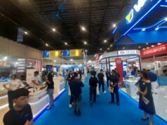 Automechanika Jakarta 2026 Resmi Digelar, Hadirkan 339 Eksibitor Global Automechanika Jakarta 2026 Resmi Digelar, Hadirkan 339 Eksibitor GlobalAutomechanika Jakarta 2026 Bidik Penguatan Industri Aftermarket dan Rantai Pasok Otomotif JAKARTA. Pameran industri otomotif dan aftermarket, Automechanika Jakarta 2026, resmi digelar untuk pertama kalinya di Indonesia. Ajang yang berlangsung pada 24–27 September 2026 ini mempertemukan pelaku industri komponen, manufaktur, aftermarket, hingga sektor pendukung otomotif dari Indonesia dan pasar global. Automechanika Jakarta 2026 digelar di Nusantara International Convention Exhibition (NICE), PIK 2, Tangerang, Banten. Edisi perdana ini diikuti 339 eksibitor dari 15 negara dan wilayah dengan area pameran mencapai sekitar 20.800 meter persegi. Wakil Menteri Perindustrian (Wamenperin) Faisol Riza mengatakan, penyelenggaraan Automechanika Jakarta menunjukkan perubahan posisi Indonesia dalam industri otomotif global. Menurutnya, Indonesia tidak hanya menjadi pasar kendaraan, tetapi juga memiliki peran dalam rantai produksi dan investasi otomotif. "Hal ini menunjukkan bahwa industri otomotif global kini memandang Indonesia secara berbeda. Kita tidak lagi menjadi pasar, tetapi juga menjadi basis produksi, mitra rantai pasok dan pusat regional untuk investasi," ujar Faisol saat membuka Automechanika Jakarta 2026, Kamis (24/9/2026). Faisol mengatakan, peluang tersebut didukung oleh pertumbuhan ekonomi nasional. Pada kuartal II 2026, ekonomi Indonesia tumbuh 5,29% secara tahunan. Sementara itu, industri manufaktur nonmigas tumbuh 5,32% dan memberikan kontribusi 16,83% terhadap produk domestik bruto (PDB). Dari sisi investasi, sektor manufaktur nonmigas menyumbang 38,98% dari total investasi nasional dengan nilai sekitar Rp 200 triliun. Adapun ekspor pada periode Januari-Juni 2026 tercatat sebesar 82,03%, berdasarkan data yang disampaikan Kementerian Perindustrian. Perkembangan tersebut turut tercermin pada industri otomotif nasional. Faisol menyebut produksi kendaraan dalam negeri pada 2026 tumbuh 13,4% secara tahunan menjadi sekitar 860.000 unit. Selain kendaraan roda empat, Indonesia juga memiliki pasar sepeda motor yang besar. Penjualan sepeda motor domestik pada 2026 mencapai sekitar 4,3 juta unit atau tumbuh 2,2% dibandingkan periode sebelumnya. Menurut Faisol, pertumbuhan populasi kendaraan juga membuka ruang bagi perkembangan industri aftermarket. Ia menyebut tingkat kepemilikan kendaraan di Indonesia masih relatif rendah dibandingkan sejumlah negara di kawasan. "Indonesia membutuhkan 99 unit per 1.000 orang, negara ini dibandingkan dengan Malaysia 673 per 1.000 orang, di Thailand 275 per 1.000 orang," kata Faisol. Dengan bertambahnya populasi kendaraan, kebutuhan terhadap suku cadang, perawatan, perbaikan, serta berbagai layanan purnajual turut menjadi bagian dari perkembangan ekosistem otomotif. Ketua Umum Gabungan Industri Alat-alat Mobil dan Motor (GIAMM) sekaligus Presiden Direktur PT Astra Otoparts Tbk (AUTO), Yusak Kristian Solaeman, mengatakan kehadiran Automechanika Jakarta menjadi salah satu momentum bagi industri komponen nasional untuk memperluas koneksi dengan pemain global. "Automechanika Jakarta menjadi wadah untuk menghadirkan wawasan regional melalui berbagai program pendukung, sekaligus menyoroti potensi manufaktur Indonesia," kata Yusak. Menurut Yusak, penguatan kemampuan manufaktur otomotif nasional perlu berjalan seiring dengan perubahan teknologi di industri otomotif global. Hal tersebut mencakup pengembangan sumber daya manusia, penguasaan teknologi, serta kemampuan perusahaan lokal untuk masuk lebih dalam ke rantai pasok. Ia menambahkan, peningkatan kemampuan manufaktur otomotif Indonesia juga membutuhkan penyelarasan standar industri dalam negeri dengan perkembangan global. Senior Vice President Consumer Goods, Automotive and Textile Shows and Sales Messe Frankfurt Exhibition GmbH, Stephan Kurzawski, mengatakan Automechanika telah berkembang menjadi salah satu pameran dagang aftermarket otomotif terkemuka dunia sejak pertama kali didirikan pada 1971. "Ini merupakan sebuah momen penting. Untuk pertama kalinya dalam lebih dari 50 tahun sejarah Automechanika, kami hadir di Jakarta," kata Stephan. Menurut dia, kehadiran Automechanika Jakarta menjadi bagian dari upaya memperluas koneksi antara pelaku industri Indonesia dan jaringan otomotif internasional. Adapun 339 eksibitor dalam Automechanika Jakarta 2026 berasal dari berbagai sektor dalam ekosistem otomotif. Mulai dari suku cadang dan komponen, kelistrikan dan elektronik, aksesori, diagnostik dan perbaikan, ban dan pelek, hingga teknologi manufaktur dan otomasi. Selain memperkenalkan produk dan teknologi, pameran ini diarahkan menjadi forum perdagangan, pertukaran pengetahuan, kemitraan, serta kolaborasi antara pelaku industri Indonesia dan internasional - lajuroda.com