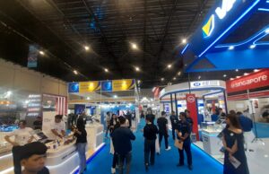 Automechanika Jakarta 2026 Resmi Digelar, Hadirkan 339 Eksibitor GlobalAutomechanika Jakarta 2026 Bidik Penguatan Industri Aftermarket dan Rantai Pasok Otomotif JAKARTA. Pameran industri otomotif dan aftermarket, Automechanika Jakarta 2026, resmi digelar untuk pertama kalinya di Indonesia. Ajang yang berlangsung pada 24–27 September 2026 ini mempertemukan pelaku industri komponen, manufaktur, aftermarket, hingga sektor pendukung otomotif dari Indonesia dan pasar global. Automechanika Jakarta 2026 digelar di Nusantara International Convention Exhibition (NICE), PIK 2, Tangerang, Banten. Edisi perdana ini diikuti 339 eksibitor dari 15 negara dan wilayah dengan area pameran mencapai sekitar 20.800 meter persegi. Wakil Menteri Perindustrian (Wamenperin) Faisol Riza mengatakan, penyelenggaraan Automechanika Jakarta menunjukkan perubahan posisi Indonesia dalam industri otomotif global. Menurutnya, Indonesia tidak hanya menjadi pasar kendaraan, tetapi juga memiliki peran dalam rantai produksi dan investasi otomotif. "Hal ini menunjukkan bahwa industri otomotif global kini memandang Indonesia secara berbeda. Kita tidak lagi menjadi pasar, tetapi juga menjadi basis produksi, mitra rantai pasok dan pusat regional untuk investasi," ujar Faisol saat membuka Automechanika Jakarta 2026, Kamis (24/9/2026). Faisol mengatakan, peluang tersebut didukung oleh pertumbuhan ekonomi nasional. Pada kuartal II 2026, ekonomi Indonesia tumbuh 5,29% secara tahunan. Sementara itu, industri manufaktur nonmigas tumbuh 5,32% dan memberikan kontribusi 16,83% terhadap produk domestik bruto (PDB). Dari sisi investasi, sektor manufaktur nonmigas menyumbang 38,98% dari total investasi nasional dengan nilai sekitar Rp 200 triliun. Adapun ekspor pada periode Januari-Juni 2026 tercatat sebesar 82,03%, berdasarkan data yang disampaikan Kementerian Perindustrian. Perkembangan tersebut turut tercermin pada industri otomotif nasional. Faisol menyebut produksi kendaraan dalam negeri pada 2026 tumbuh 13,4% secara tahunan menjadi sekitar 860.000 unit. Selain kendaraan roda empat, Indonesia juga memiliki pasar sepeda motor yang besar. Penjualan sepeda motor domestik pada 2026 mencapai sekitar 4,3 juta unit atau tumbuh 2,2% dibandingkan periode sebelumnya. Menurut Faisol, pertumbuhan populasi kendaraan juga membuka ruang bagi perkembangan industri aftermarket. Ia menyebut tingkat kepemilikan kendaraan di Indonesia masih relatif rendah dibandingkan sejumlah negara di kawasan. "Indonesia membutuhkan 99 unit per 1.000 orang, negara ini dibandingkan dengan Malaysia 673 per 1.000 orang, di Thailand 275 per 1.000 orang," kata Faisol. Dengan bertambahnya populasi kendaraan, kebutuhan terhadap suku cadang, perawatan, perbaikan, serta berbagai layanan purnajual turut menjadi bagian dari perkembangan ekosistem otomotif. Ketua Umum Gabungan Industri Alat-alat Mobil dan Motor (GIAMM) sekaligus Presiden Direktur PT Astra Otoparts Tbk (AUTO), Yusak Kristian Solaeman, mengatakan kehadiran Automechanika Jakarta menjadi salah satu momentum bagi industri komponen nasional untuk memperluas koneksi dengan pemain global. "Automechanika Jakarta menjadi wadah untuk menghadirkan wawasan regional melalui berbagai program pendukung, sekaligus menyoroti potensi manufaktur Indonesia," kata Yusak. Menurut Yusak, penguatan kemampuan manufaktur otomotif nasional perlu berjalan seiring dengan perubahan teknologi di industri otomotif global. Hal tersebut mencakup pengembangan sumber daya manusia, penguasaan teknologi, serta kemampuan perusahaan lokal untuk masuk lebih dalam ke rantai pasok. Ia menambahkan, peningkatan kemampuan manufaktur otomotif Indonesia juga membutuhkan penyelarasan standar industri dalam negeri dengan perkembangan global. Senior Vice President Consumer Goods, Automotive and Textile Shows and Sales Messe Frankfurt Exhibition GmbH, Stephan Kurzawski, mengatakan Automechanika telah berkembang menjadi salah satu pameran dagang aftermarket otomotif terkemuka dunia sejak pertama kali didirikan pada 1971. "Ini merupakan sebuah momen penting. Untuk pertama kalinya dalam lebih dari 50 tahun sejarah Automechanika, kami hadir di Jakarta," kata Stephan. Menurut dia, kehadiran Automechanika Jakarta menjadi bagian dari upaya memperluas koneksi antara pelaku industri Indonesia dan jaringan otomotif internasional. Adapun 339 eksibitor dalam Automechanika Jakarta 2026 berasal dari berbagai sektor dalam ekosistem otomotif. Mulai dari suku cadang dan komponen, kelistrikan dan elektronik, aksesori, diagnostik dan perbaikan, ban dan pelek, hingga teknologi manufaktur dan otomasi. Selain memperkenalkan produk dan teknologi, pameran ini diarahkan menjadi forum perdagangan, pertukaran pengetahuan, kemitraan, serta kolaborasi antara pelaku industri Indonesia dan internasional - lajuroda.com