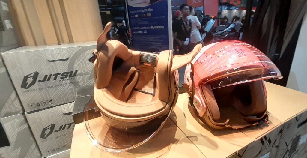 Jitsu dan R-SIX Hadirkan Helm Inovatif di IMHAX 2026 - lajuroda.com
