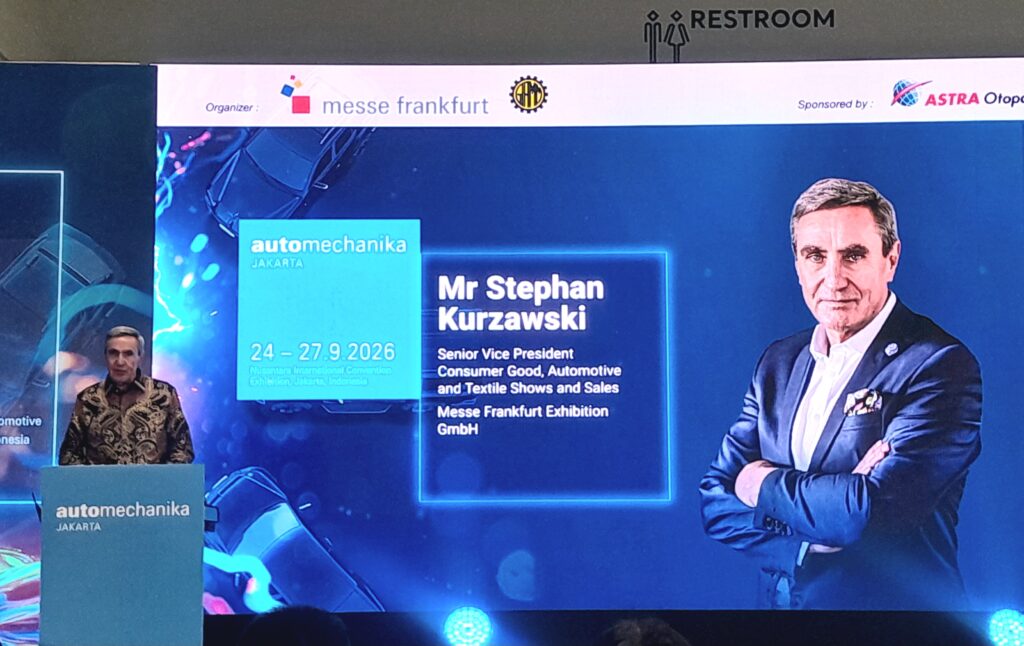 Automechanika Jakarta 2026 Resmi Digelar, Hadirkan 339 Eksibitor GlobalAutomechanika Jakarta 2026 Bidik Penguatan Industri Aftermarket dan Rantai Pasok Otomotif JAKARTA. Pameran industri otomotif dan aftermarket, Automechanika Jakarta 2026, resmi digelar untuk pertama kalinya di Indonesia. Ajang yang berlangsung pada 24–27 September 2026 ini mempertemukan pelaku industri komponen, manufaktur, aftermarket, hingga sektor pendukung otomotif dari Indonesia dan pasar global. Automechanika Jakarta 2026 digelar di Nusantara International Convention Exhibition (NICE), PIK 2, Tangerang, Banten. Edisi perdana ini diikuti 339 eksibitor dari 15 negara dan wilayah dengan area pameran mencapai sekitar 20.800 meter persegi. Wakil Menteri Perindustrian (Wamenperin) Faisol Riza mengatakan, penyelenggaraan Automechanika Jakarta menunjukkan perubahan posisi Indonesia dalam industri otomotif global. Menurutnya, Indonesia tidak hanya menjadi pasar kendaraan, tetapi juga memiliki peran dalam rantai produksi dan investasi otomotif. "Hal ini menunjukkan bahwa industri otomotif global kini memandang Indonesia secara berbeda. Kita tidak lagi menjadi pasar, tetapi juga menjadi basis produksi, mitra rantai pasok dan pusat regional untuk investasi," ujar Faisol saat membuka Automechanika Jakarta 2026, Kamis (24/9/2026). Faisol mengatakan, peluang tersebut didukung oleh pertumbuhan ekonomi nasional. Pada kuartal II 2026, ekonomi Indonesia tumbuh 5,29% secara tahunan. Sementara itu, industri manufaktur nonmigas tumbuh 5,32% dan memberikan kontribusi 16,83% terhadap produk domestik bruto (PDB). Dari sisi investasi, sektor manufaktur nonmigas menyumbang 38,98% dari total investasi nasional dengan nilai sekitar Rp 200 triliun. Adapun ekspor pada periode Januari-Juni 2026 tercatat sebesar 82,03%, berdasarkan data yang disampaikan Kementerian Perindustrian. Perkembangan tersebut turut tercermin pada industri otomotif nasional. Faisol menyebut produksi kendaraan dalam negeri pada 2026 tumbuh 13,4% secara tahunan menjadi sekitar 860.000 unit. Selain kendaraan roda empat, Indonesia juga memiliki pasar sepeda motor yang besar. Penjualan sepeda motor domestik pada 2026 mencapai sekitar 4,3 juta unit atau tumbuh 2,2% dibandingkan periode sebelumnya. Menurut Faisol, pertumbuhan populasi kendaraan juga membuka ruang bagi perkembangan industri aftermarket. Ia menyebut tingkat kepemilikan kendaraan di Indonesia masih relatif rendah dibandingkan sejumlah negara di kawasan. "Indonesia membutuhkan 99 unit per 1.000 orang, negara ini dibandingkan dengan Malaysia 673 per 1.000 orang, di Thailand 275 per 1.000 orang," kata Faisol. Dengan bertambahnya populasi kendaraan, kebutuhan terhadap suku cadang, perawatan, perbaikan, serta berbagai layanan purnajual turut menjadi bagian dari perkembangan ekosistem otomotif. Ketua Umum Gabungan Industri Alat-alat Mobil dan Motor (GIAMM) sekaligus Presiden Direktur PT Astra Otoparts Tbk (AUTO), Yusak Kristian Solaeman, mengatakan kehadiran Automechanika Jakarta menjadi salah satu momentum bagi industri komponen nasional untuk memperluas koneksi dengan pemain global. "Automechanika Jakarta menjadi wadah untuk menghadirkan wawasan regional melalui berbagai program pendukung, sekaligus menyoroti potensi manufaktur Indonesia," kata Yusak. Menurut Yusak, penguatan kemampuan manufaktur otomotif nasional perlu berjalan seiring dengan perubahan teknologi di industri otomotif global. Hal tersebut mencakup pengembangan sumber daya manusia, penguasaan teknologi, serta kemampuan perusahaan lokal untuk masuk lebih dalam ke rantai pasok. Ia menambahkan, peningkatan kemampuan manufaktur otomotif Indonesia juga membutuhkan penyelarasan standar industri dalam negeri dengan perkembangan global. Senior Vice President Consumer Goods, Automotive and Textile Shows and Sales Messe Frankfurt Exhibition GmbH, Stephan Kurzawski, mengatakan Automechanika telah berkembang menjadi salah satu pameran dagang aftermarket otomotif terkemuka dunia sejak pertama kali didirikan pada 1971. "Ini merupakan sebuah momen penting. Untuk pertama kalinya dalam lebih dari 50 tahun sejarah Automechanika, kami hadir di Jakarta," kata Stephan. Menurut dia, kehadiran Automechanika Jakarta menjadi bagian dari upaya memperluas koneksi antara pelaku industri Indonesia dan jaringan otomotif internasional. Adapun 339 eksibitor dalam Automechanika Jakarta 2026 berasal dari berbagai sektor dalam ekosistem otomotif. Mulai dari suku cadang dan komponen, kelistrikan dan elektronik, aksesori, diagnostik dan perbaikan, ban dan pelek, hingga teknologi manufaktur dan otomasi. Selain memperkenalkan produk dan teknologi, pameran ini diarahkan menjadi forum perdagangan, pertukaran pengetahuan, kemitraan, serta kolaborasi antara pelaku industri Indonesia dan internasional - lajuroda.com