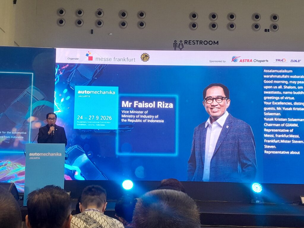 Automechanika Jakarta 2026 Resmi Digelar, Hadirkan 339 Eksibitor GlobalAutomechanika Jakarta 2026 Bidik Penguatan Industri Aftermarket dan Rantai Pasok Otomotif JAKARTA. Pameran industri otomotif dan aftermarket, Automechanika Jakarta 2026, resmi digelar untuk pertama kalinya di Indonesia. Ajang yang berlangsung pada 24–27 September 2026 ini mempertemukan pelaku industri komponen, manufaktur, aftermarket, hingga sektor pendukung otomotif dari Indonesia dan pasar global. Automechanika Jakarta 2026 digelar di Nusantara International Convention Exhibition (NICE), PIK 2, Tangerang, Banten. Edisi perdana ini diikuti 339 eksibitor dari 15 negara dan wilayah dengan area pameran mencapai sekitar 20.800 meter persegi. Wakil Menteri Perindustrian (Wamenperin) Faisol Riza mengatakan, penyelenggaraan Automechanika Jakarta menunjukkan perubahan posisi Indonesia dalam industri otomotif global. Menurutnya, Indonesia tidak hanya menjadi pasar kendaraan, tetapi juga memiliki peran dalam rantai produksi dan investasi otomotif. "Hal ini menunjukkan bahwa industri otomotif global kini memandang Indonesia secara berbeda. Kita tidak lagi menjadi pasar, tetapi juga menjadi basis produksi, mitra rantai pasok dan pusat regional untuk investasi," ujar Faisol saat membuka Automechanika Jakarta 2026, Kamis (24/9/2026). Faisol mengatakan, peluang tersebut didukung oleh pertumbuhan ekonomi nasional. Pada kuartal II 2026, ekonomi Indonesia tumbuh 5,29% secara tahunan. Sementara itu, industri manufaktur nonmigas tumbuh 5,32% dan memberikan kontribusi 16,83% terhadap produk domestik bruto (PDB). Dari sisi investasi, sektor manufaktur nonmigas menyumbang 38,98% dari total investasi nasional dengan nilai sekitar Rp 200 triliun. Adapun ekspor pada periode Januari-Juni 2026 tercatat sebesar 82,03%, berdasarkan data yang disampaikan Kementerian Perindustrian. Perkembangan tersebut turut tercermin pada industri otomotif nasional. Faisol menyebut produksi kendaraan dalam negeri pada 2026 tumbuh 13,4% secara tahunan menjadi sekitar 860.000 unit. Selain kendaraan roda empat, Indonesia juga memiliki pasar sepeda motor yang besar. Penjualan sepeda motor domestik pada 2026 mencapai sekitar 4,3 juta unit atau tumbuh 2,2% dibandingkan periode sebelumnya. Menurut Faisol, pertumbuhan populasi kendaraan juga membuka ruang bagi perkembangan industri aftermarket. Ia menyebut tingkat kepemilikan kendaraan di Indonesia masih relatif rendah dibandingkan sejumlah negara di kawasan. "Indonesia membutuhkan 99 unit per 1.000 orang, negara ini dibandingkan dengan Malaysia 673 per 1.000 orang, di Thailand 275 per 1.000 orang," kata Faisol. Dengan bertambahnya populasi kendaraan, kebutuhan terhadap suku cadang, perawatan, perbaikan, serta berbagai layanan purnajual turut menjadi bagian dari perkembangan ekosistem otomotif. Ketua Umum Gabungan Industri Alat-alat Mobil dan Motor (GIAMM) sekaligus Presiden Direktur PT Astra Otoparts Tbk (AUTO), Yusak Kristian Solaeman, mengatakan kehadiran Automechanika Jakarta menjadi salah satu momentum bagi industri komponen nasional untuk memperluas koneksi dengan pemain global. "Automechanika Jakarta menjadi wadah untuk menghadirkan wawasan regional melalui berbagai program pendukung, sekaligus menyoroti potensi manufaktur Indonesia," kata Yusak. Menurut Yusak, penguatan kemampuan manufaktur otomotif nasional perlu berjalan seiring dengan perubahan teknologi di industri otomotif global. Hal tersebut mencakup pengembangan sumber daya manusia, penguasaan teknologi, serta kemampuan perusahaan lokal untuk masuk lebih dalam ke rantai pasok. Ia menambahkan, peningkatan kemampuan manufaktur otomotif Indonesia juga membutuhkan penyelarasan standar industri dalam negeri dengan perkembangan global. Senior Vice President Consumer Goods, Automotive and Textile Shows and Sales Messe Frankfurt Exhibition GmbH, Stephan Kurzawski, mengatakan Automechanika telah berkembang menjadi salah satu pameran dagang aftermarket otomotif terkemuka dunia sejak pertama kali didirikan pada 1971. "Ini merupakan sebuah momen penting. Untuk pertama kalinya dalam lebih dari 50 tahun sejarah Automechanika, kami hadir di Jakarta," kata Stephan. Menurut dia, kehadiran Automechanika Jakarta menjadi bagian dari upaya memperluas koneksi antara pelaku industri Indonesia dan jaringan otomotif internasional. Adapun 339 eksibitor dalam Automechanika Jakarta 2026 berasal dari berbagai sektor dalam ekosistem otomotif. Mulai dari suku cadang dan komponen, kelistrikan dan elektronik, aksesori, diagnostik dan perbaikan, ban dan pelek, hingga teknologi manufaktur dan otomasi. Selain memperkenalkan produk dan teknologi, pameran ini diarahkan menjadi forum perdagangan, pertukaran pengetahuan, kemitraan, serta kolaborasi antara pelaku industri Indonesia dan internasional - lajuroda.com