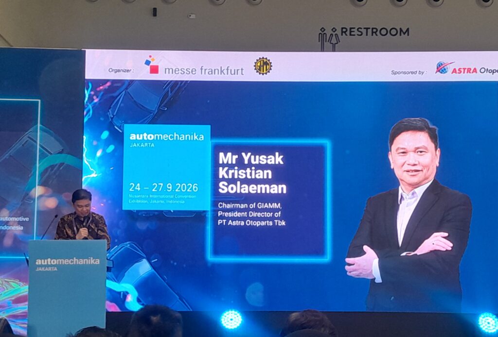 Automechanika Jakarta 2026 Resmi Digelar, Hadirkan 339 Eksibitor GlobalAutomechanika Jakarta 2026 Bidik Penguatan Industri Aftermarket dan Rantai Pasok OtomotifJAKARTA. Pameran industri otomotif dan aftermarket, Automechanika Jakarta 2026, resmi digelar untuk pertama kalinya di Indonesia. Ajang yang berlangsung pada 24–27 September 2026 ini mempertemukan pelaku industri komponen, manufaktur, aftermarket, hingga sektor pendukung otomotif dari Indonesia dan pasar global.Automechanika Jakarta 2026 digelar di Nusantara International Convention Exhibition (NICE), PIK 2, Tangerang, Banten. Edisi perdana ini diikuti 339 eksibitor dari 15 negara dan wilayah dengan area pameran mencapai sekitar 20.800 meter persegi.Wakil Menteri Perindustrian (Wamenperin) Faisol Riza mengatakan, penyelenggaraan Automechanika Jakarta menunjukkan perubahan posisi Indonesia dalam industri otomotif global. Menurutnya, Indonesia tidak hanya menjadi pasar kendaraan, tetapi juga memiliki peran dalam rantai produksi dan investasi otomotif."Hal ini menunjukkan bahwa industri otomotif global kini memandang Indonesia secara berbeda. Kita tidak lagi menjadi pasar, tetapi juga menjadi basis produksi, mitra rantai pasok dan pusat regional untuk investasi," ujar Faisol saat membuka Automechanika Jakarta 2026, Kamis (24/9/2026).Faisol mengatakan, peluang tersebut didukung oleh pertumbuhan ekonomi nasional. Pada kuartal II 2026, ekonomi Indonesia tumbuh 5,29% secara tahunan. Sementara itu, industri manufaktur nonmigas tumbuh 5,32% dan memberikan kontribusi 16,83% terhadap produk domestik bruto (PDB).Dari sisi investasi, sektor manufaktur nonmigas menyumbang 38,98% dari total investasi nasional dengan nilai sekitar Rp 200 triliun. Adapun ekspor pada periode Januari-Juni 2026 tercatat sebesar 82,03%, berdasarkan data yang disampaikan Kementerian Perindustrian.Perkembangan tersebut turut tercermin pada industri otomotif nasional. Faisol menyebut produksi kendaraan dalam negeri pada 2026 tumbuh 13,4% secara tahunan menjadi sekitar 860.000 unit.Selain kendaraan roda empat, Indonesia juga memiliki pasar sepeda motor yang besar. Penjualan sepeda motor domestik pada 2026 mencapai sekitar 4,3 juta unit atau tumbuh 2,2% dibandingkan periode sebelumnya.Menurut Faisol, pertumbuhan populasi kendaraan juga membuka ruang bagi perkembangan industri aftermarket. Ia menyebut tingkat kepemilikan kendaraan di Indonesia masih relatif rendah dibandingkan sejumlah negara di kawasan."Indonesia membutuhkan 99 unit per 1.000 orang, negara ini dibandingkan dengan Malaysia 673 per 1.000 orang, di Thailand 275 per 1.000 orang," kata Faisol.Dengan bertambahnya populasi kendaraan, kebutuhan terhadap suku cadang, perawatan, perbaikan, serta berbagai layanan purnajual turut menjadi bagian dari perkembangan ekosistem otomotif.Ketua Umum Gabungan Industri Alat-alat Mobil dan Motor (GIAMM) sekaligus Presiden Direktur PT Astra Otoparts Tbk (AUTO), Yusak Kristian Solaeman, mengatakan kehadiran Automechanika Jakarta menjadi salah satu momentum bagi industri komponen nasional untuk memperluas koneksi dengan pemain global."Automechanika Jakarta menjadi wadah untuk menghadirkan wawasan regional melalui berbagai program pendukung, sekaligus menyoroti potensi manufaktur Indonesia," kata Yusak.Menurut Yusak, penguatan kemampuan manufaktur otomotif nasional perlu berjalan seiring dengan perubahan teknologi di industri otomotif global. Hal tersebut mencakup pengembangan sumber daya manusia, penguasaan teknologi, serta kemampuan perusahaan lokal untuk masuk lebih dalam ke rantai pasok.Ia menambahkan, peningkatan kemampuan manufaktur otomotif Indonesia juga membutuhkan penyelarasan standar industri dalam negeri dengan perkembangan global.Senior Vice President Consumer Goods, Automotive and Textile Shows and Sales Messe Frankfurt Exhibition GmbH, Stephan Kurzawski, mengatakan Automechanika telah berkembang menjadi salah satu pameran dagang aftermarket otomotif terkemuka dunia sejak pertama kali didirikan pada 1971."Ini merupakan sebuah momen penting. Untuk pertama kalinya dalam lebih dari 50 tahun sejarah Automechanika, kami hadir di Jakarta," kata Stephan.Menurut dia, kehadiran Automechanika Jakarta menjadi bagian dari upaya memperluas koneksi antara pelaku industri Indonesia dan jaringan otomotif internasional.Adapun 339 eksibitor dalam Automechanika Jakarta 2026 berasal dari berbagai sektor dalam ekosistem otomotif. Mulai dari suku cadang dan komponen, kelistrikan dan elektronik, aksesori, diagnostik dan perbaikan, ban dan pelek, hingga teknologi manufaktur dan otomasi.Selain memperkenalkan produk dan teknologi, pameran ini diarahkan menjadi forum perdagangan, pertukaran pengetahuan, kemitraan, serta kolaborasi antara pelaku industri Indonesia dan internasional - lajuroda.com